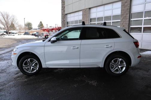 Photo 4 of 49 of 2019 Audi Q5 2.0T Premium