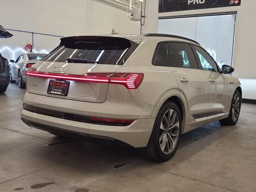 2021 Audi e-tron Premium Plus