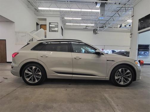 2021 Audi e-tron Premium Plus