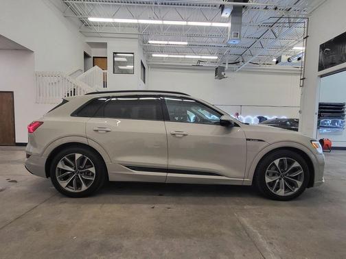 2021 Audi e-tron Premium Plus