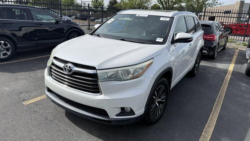 White 2016 Toyota Highlander XLE