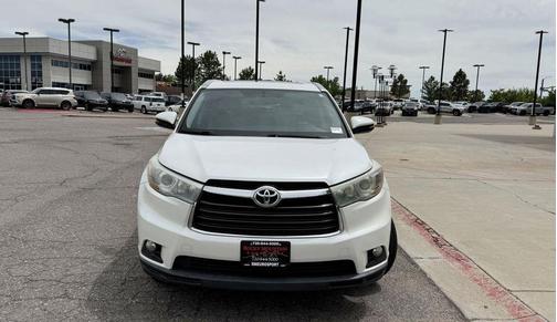 White 2016 Toyota Highlander XLE