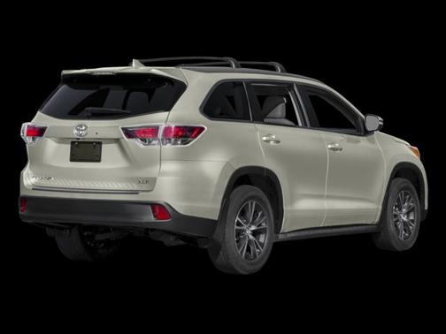 White 2016 Toyota Highlander XLE