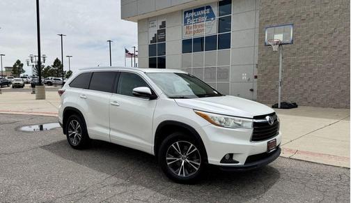 White 2016 Toyota Highlander XLE