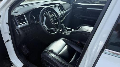 White 2016 Toyota Highlander XLE