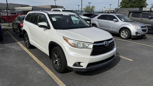 White 2016 Toyota Highlander XLE