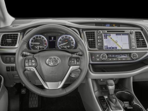 White 2016 Toyota Highlander XLE