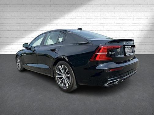 2022 Volvo S60 T5 Momentum