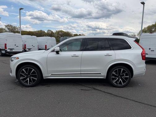 Crystal White Metallic 2023 Volvo XC90 B6 Plus 7-Seater