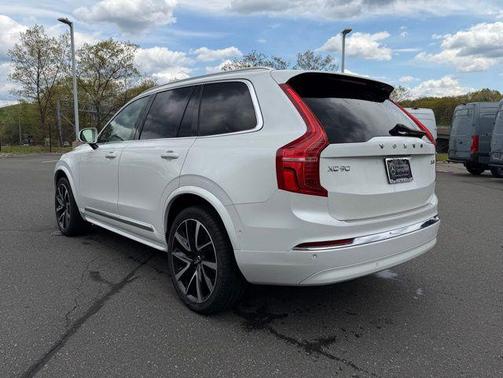 Crystal White Metallic 2023 Volvo XC90 B6 Plus 7-Seater