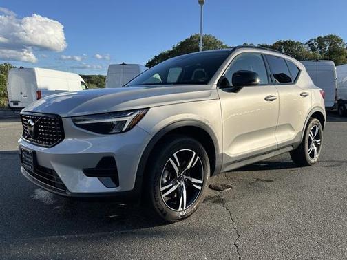 2024 Volvo XC40 B5 Core Dark Theme