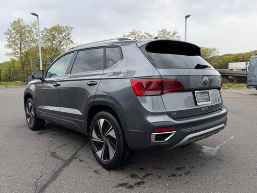 Platinum Gray Metallic 2024 Volkswagen Taos 1.5T SE