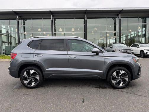 Platinum Gray Metallic 2024 Volkswagen Taos 1.5T SE