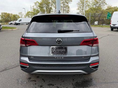 Platinum Gray Metallic 2024 Volkswagen Taos 1.5T SE