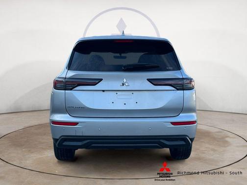 Alloy Silver Metallic 2026 Mitsubishi Outlander ES