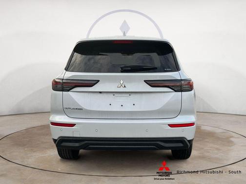 White Diamond 2026 Mitsubishi Outlander ES