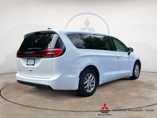 Bright White Clearcoat 2023 Chrysler Pacifica Touring-L