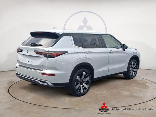 White Diamond 2026 Mitsubishi Outlander SE