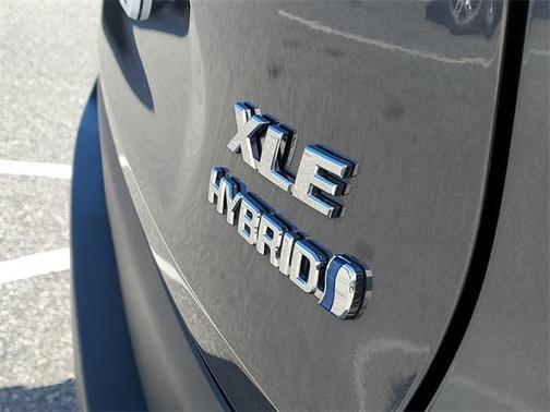 2022 Toyota RAV4 Hybrid XLE