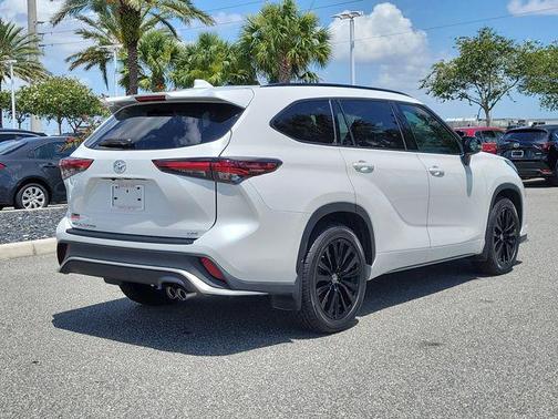Wind Chill Pearl 2024 Toyota Highlander XSE