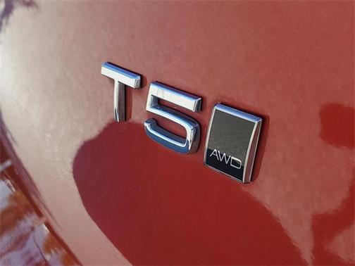 2020 Volvo XC40 T5 Momentum