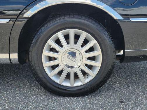 Black Clearcoat 2004 Lincoln Town Car Signature
