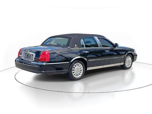 Black Clearcoat 2004 Lincoln Town Car Signature