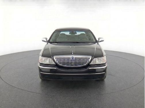 Black Clearcoat 2004 Lincoln Town Car Signature