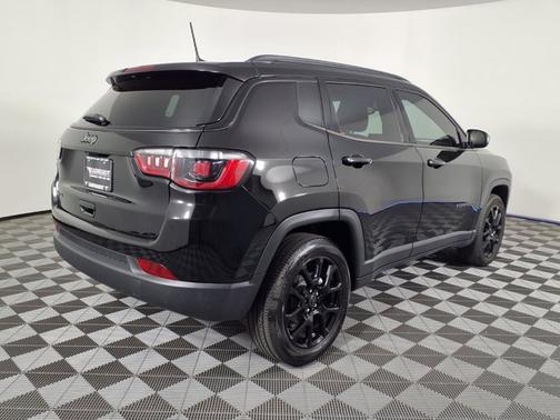 Diamond Black Crystal Pearlcoat 2026 Jeep Compass Latitude Altitude