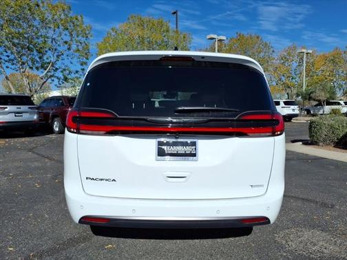 Bright White Clearcoat 2026 Chrysler Pacifica Select