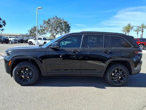 Diamond Black Crystal Pearlcoat 2026 Jeep Grand Cherokee Laredo Altitude