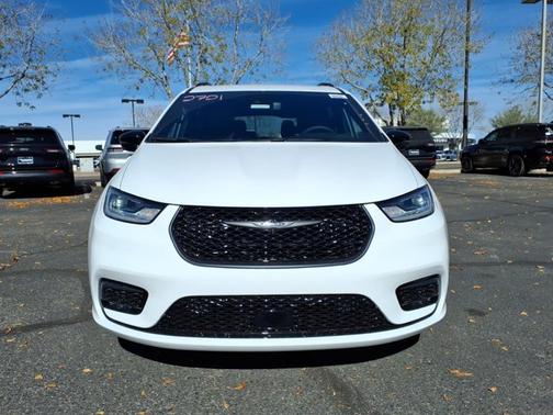 Bright White Clearcoat 2026 Chrysler Pacifica Select