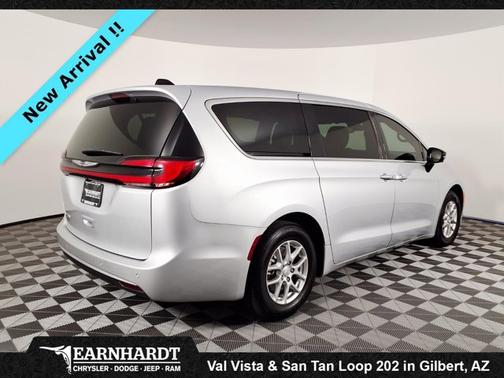 Silver Mist Clearcoat 2026 Chrysler Pacifica Select