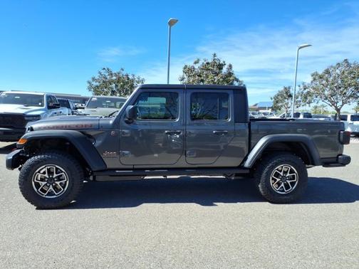 Granite Crystal Metallic Clearcoat 2026 Jeep Gladiator Rubicon