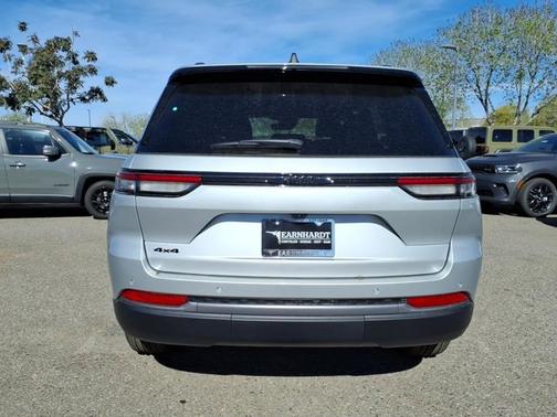 Silver Zynith 2026 Jeep Grand Cherokee Laredo Altitude