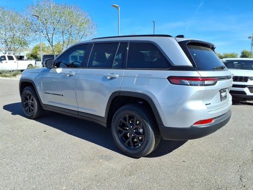 Silver Zynith 2026 Jeep Grand Cherokee Laredo Altitude