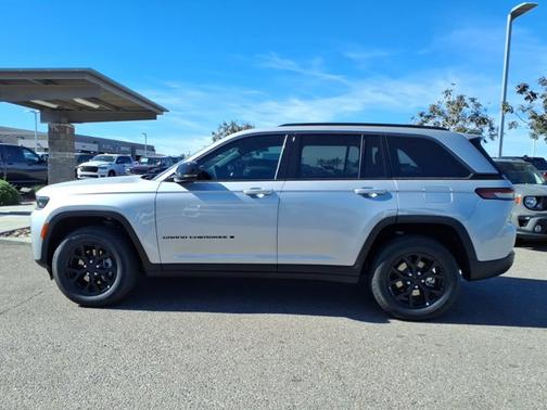 Silver Zynith 2026 Jeep Grand Cherokee Laredo Altitude