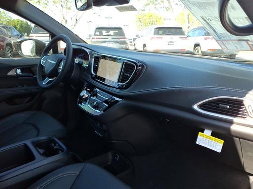 Bright White Clearcoat 2026 Chrysler Pacifica Select