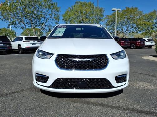 Bright White Clearcoat 2026 Chrysler Pacifica Select