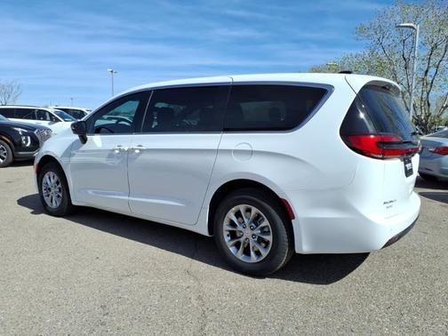 Bright White Clearcoat 2026 Chrysler Pacifica Select