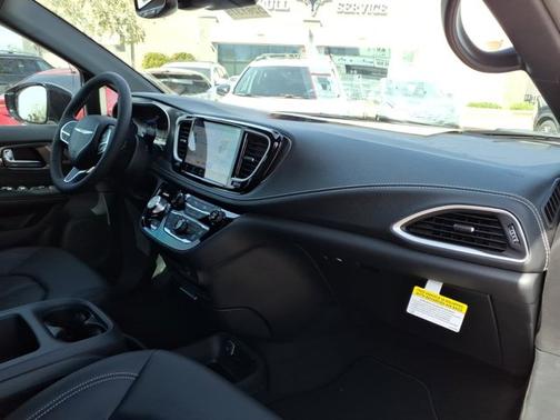 Bright White Clearcoat 2026 Chrysler Pacifica Select