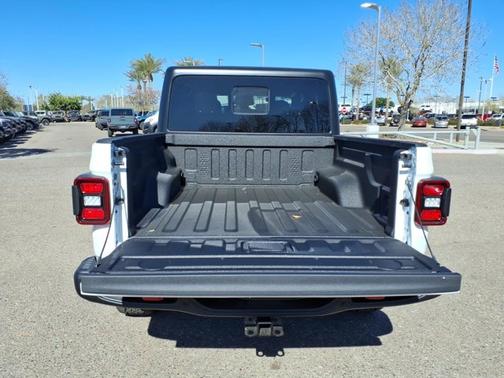 Bright White Clearcoat 2026 Jeep Gladiator Rubicon