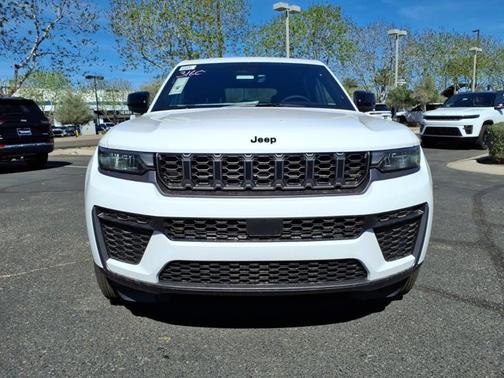 Bright White Clearcoat 2026 Jeep Grand Cherokee Laredo Altitude