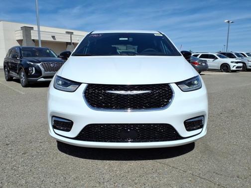 Bright White Clearcoat 2026 Chrysler Pacifica Select
