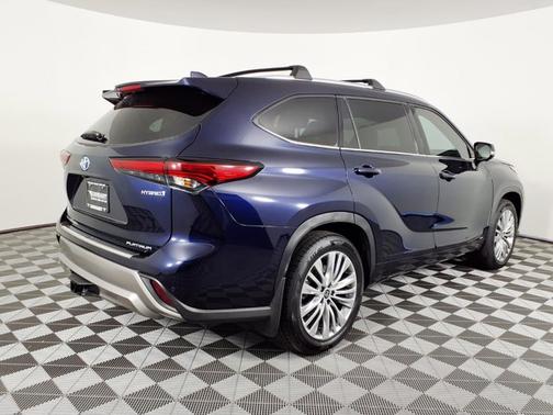 2023 Toyota Highlander Hybrid Platinum