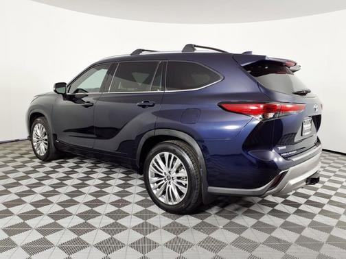 2023 Toyota Highlander Hybrid Platinum