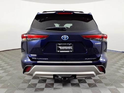 2023 Toyota Highlander Hybrid Platinum
