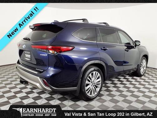 2023 Toyota Highlander Hybrid Platinum