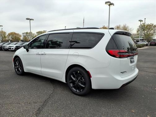 Bright White Clearcoat 2026 Chrysler Pacifica Select