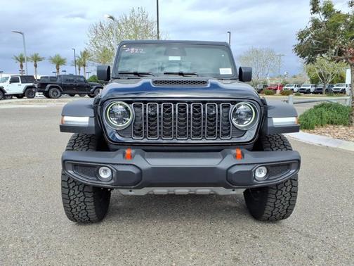 Black Clearcoat 2026 Jeep Gladiator Mojave